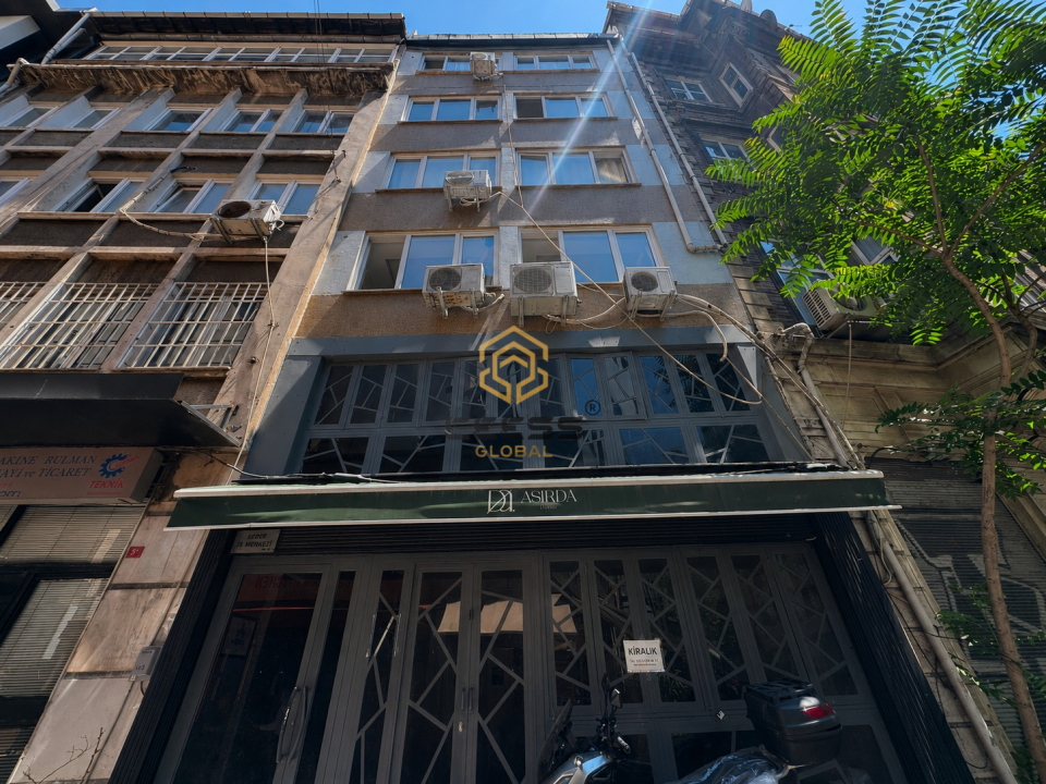 Karaköy'de İşlek Konumda Kiralık Giriş Katı İşyeri | Vitrin Değeri Yüksek